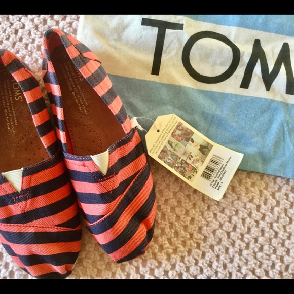 TOMS pink chambrey stripe youth classic shoes - Picture 2 of 6